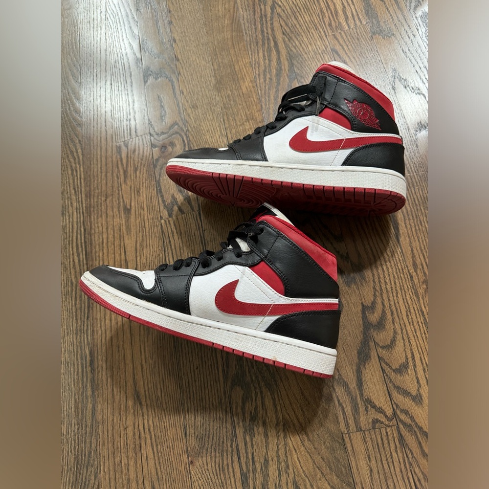 Jordan 1 Court Red